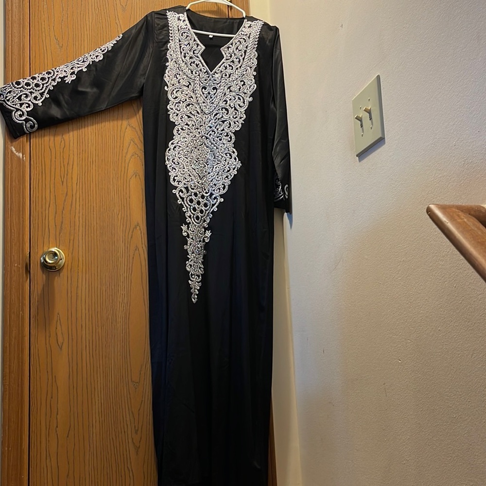 Syrian black and silver abaya. Brand new size 3 which is L.